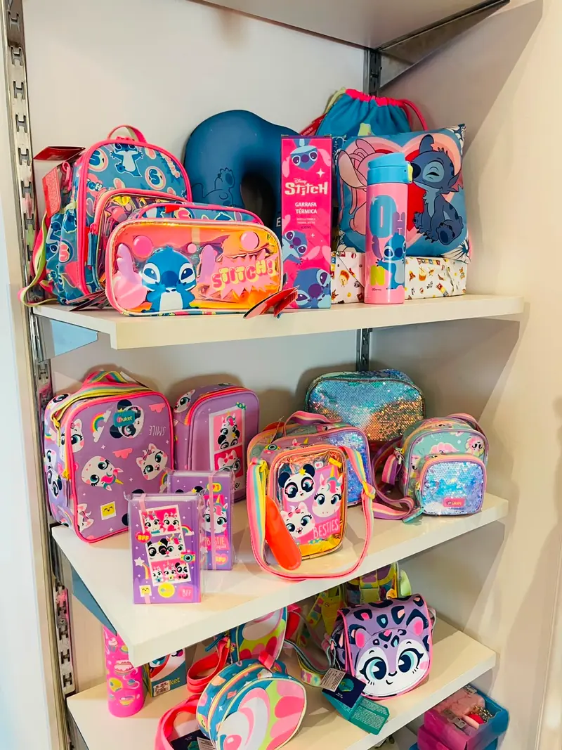 Mochilas, lancheiras e estojos infantis na prateleira