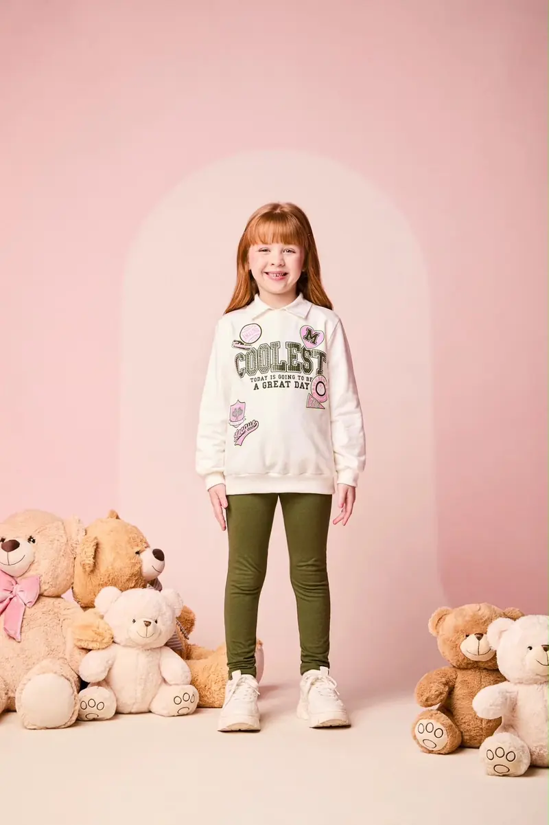 Menina com moletom Coolest e calça verde da Leopam Kids