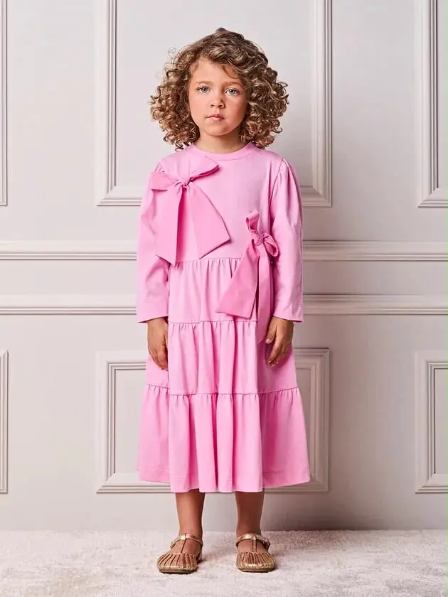 Menina com vestido rosa de laço da coleção Leopam Kids