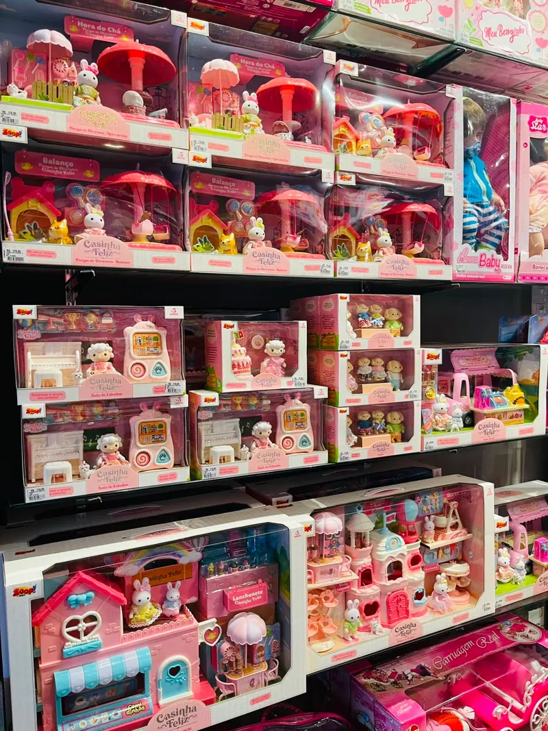 Prateleiras com casinhas e bonecas de brinquedo